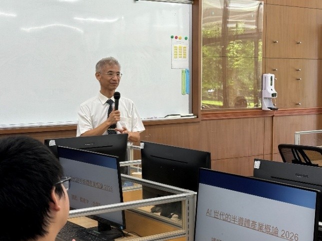 智慧永續管理學院副院長蔡宗宏於課堂介紹「AI世代的半導體產業概論 2026」課程規劃。