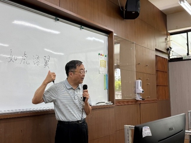 合晶科技戴建中在白板上寫下「如虎添翼」四字,說明AI與半導體相互加乘的關係。
