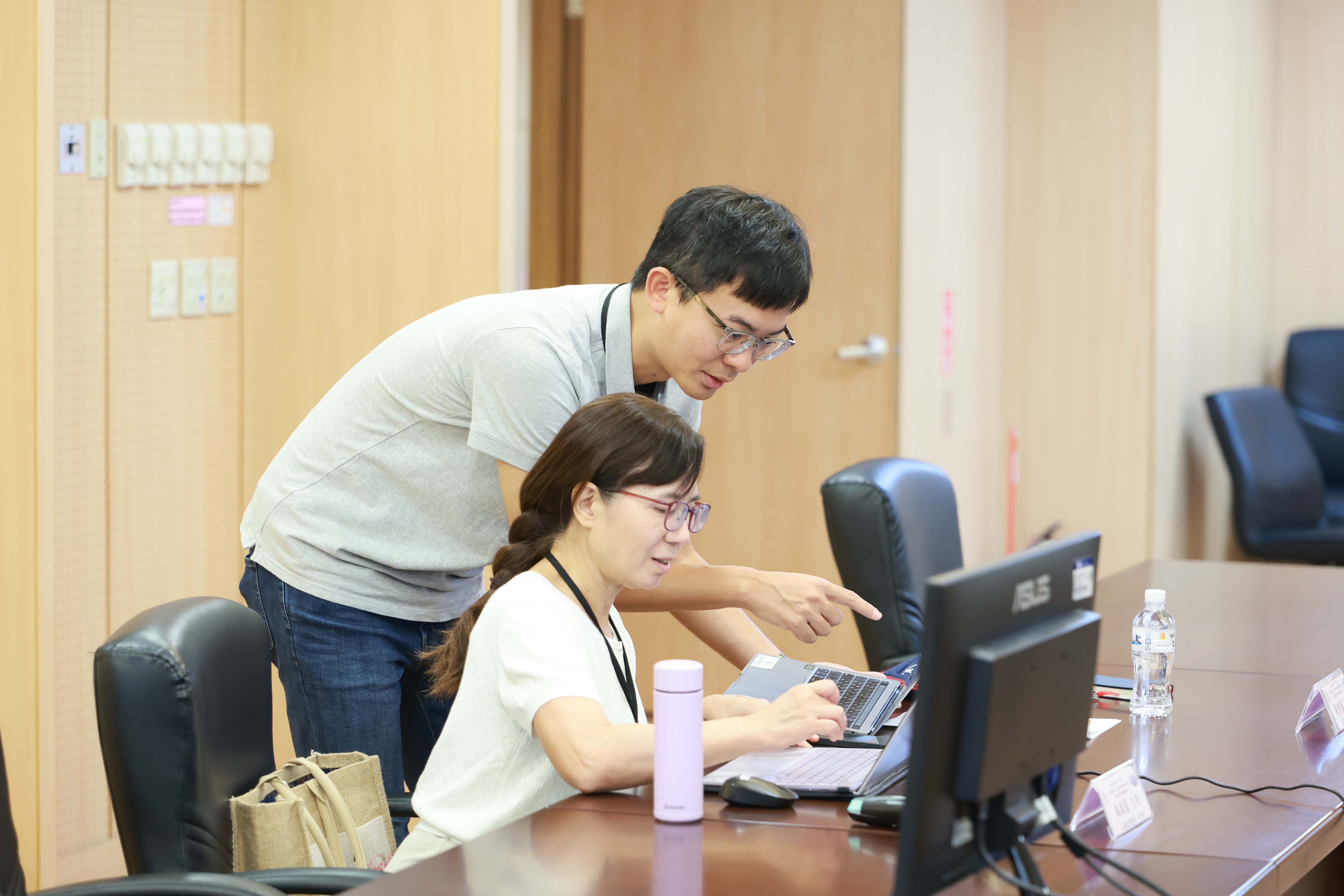 課程以工作坊的形式分組進行，由講師群逐一指導與學員交流，更能增進對AI的理解與運用。