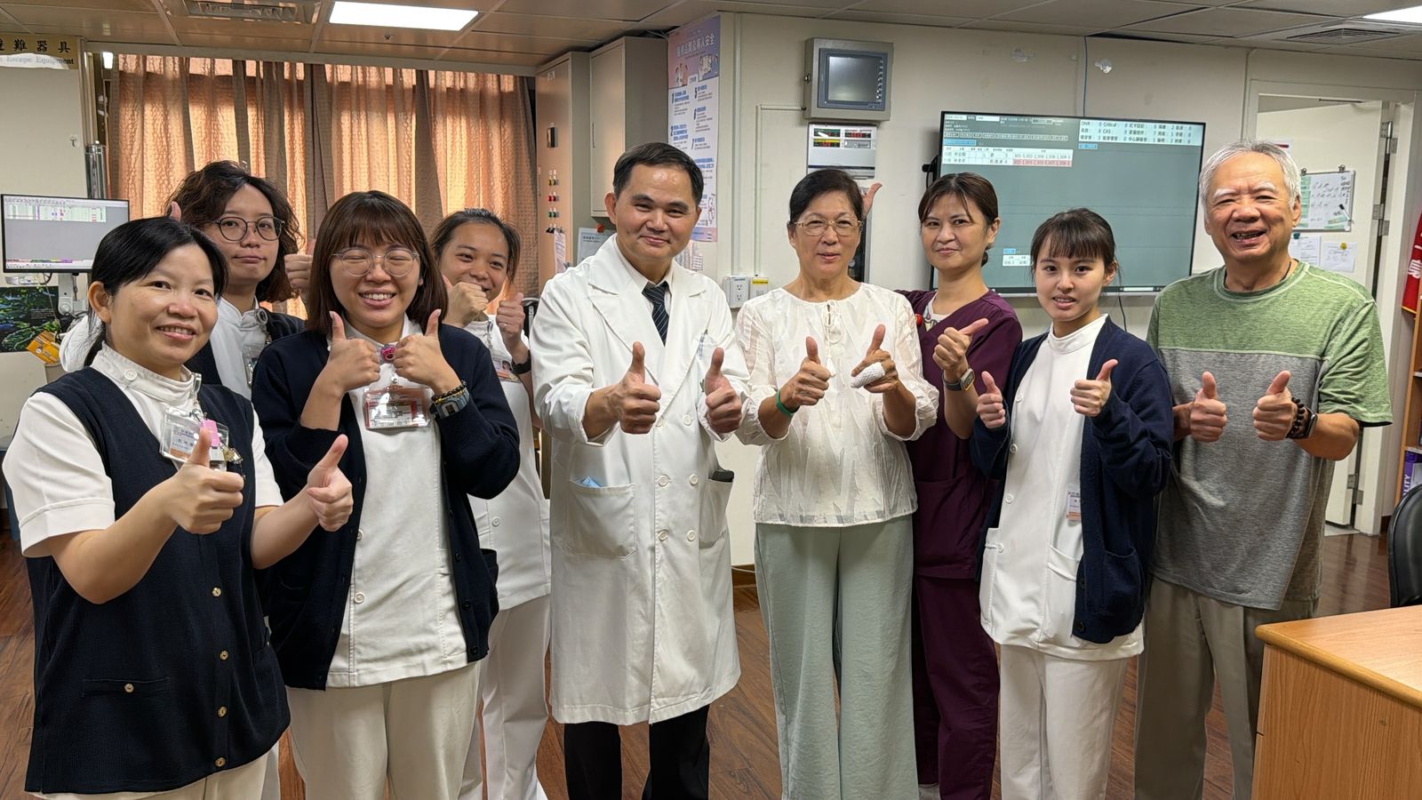 詹師姊接受手指人工關節置換除改善外觀、活動度外，更能把她最喜愛的慈濟手語，演繹得更到位。