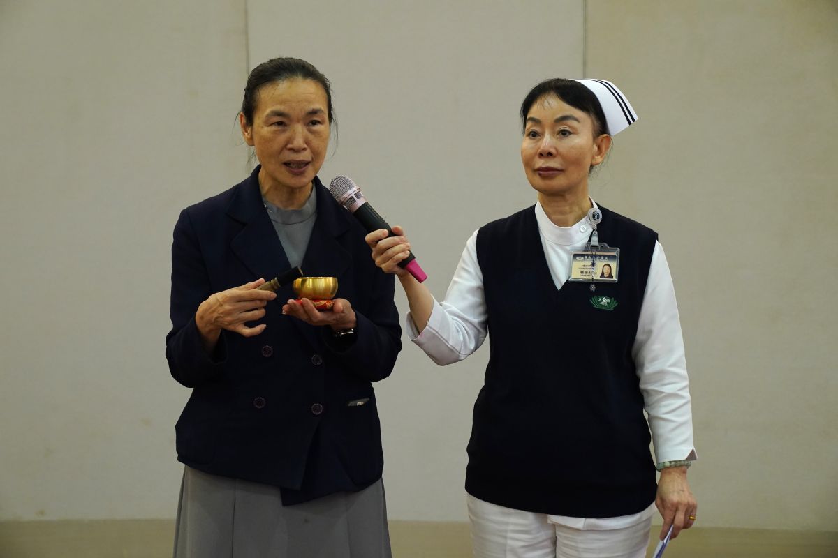 喬麗華主任秘書希望同仁透過正念課程安住身心,照顧自己的情緒,並將正向影響帶給身邊的病人、家屬與同仁;右為滕安娜副主任。