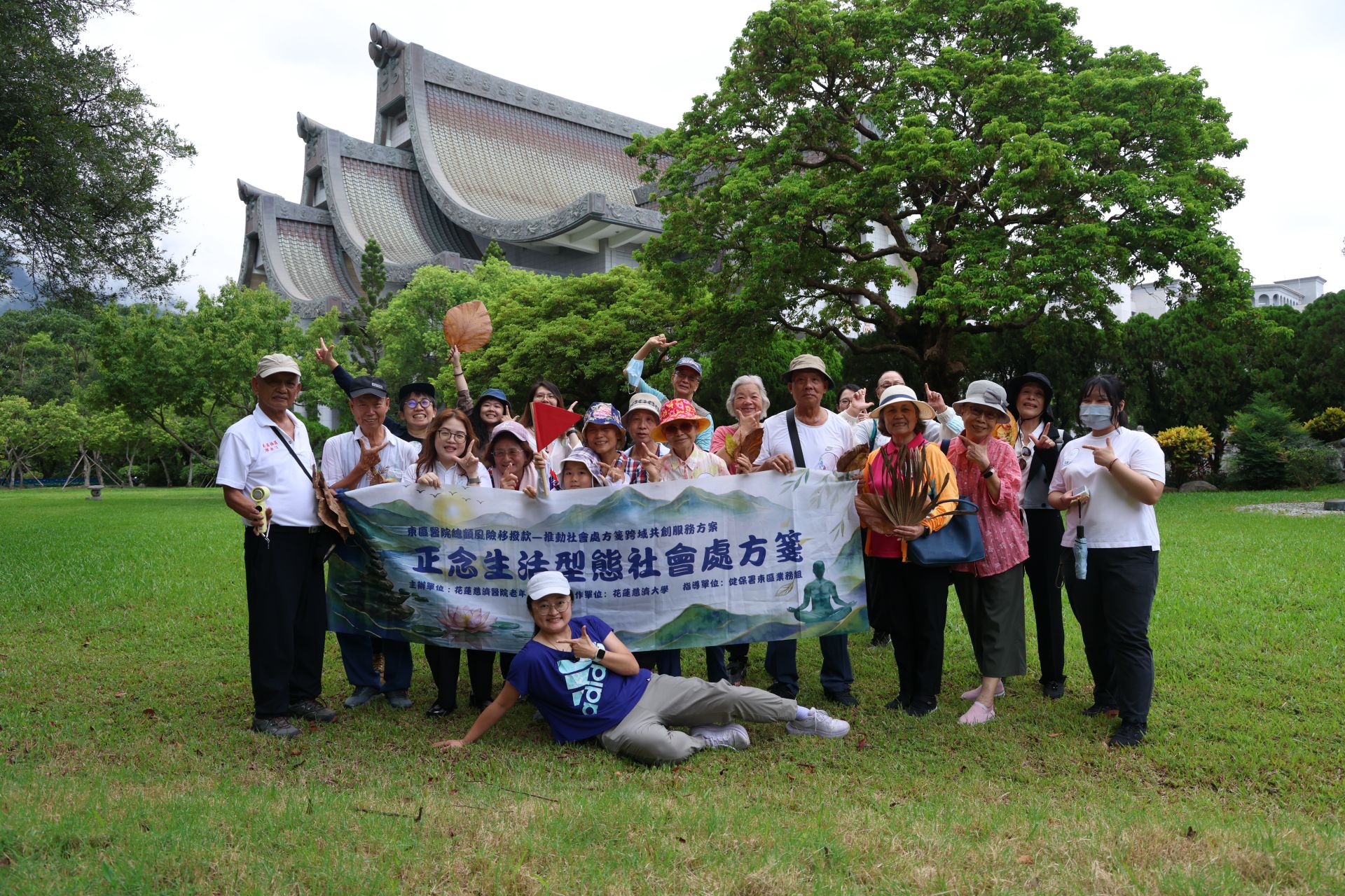 長者們在八周設計的課程中,透過正念以及接觸新事物,活絡人際互動並走出戶外,感受到由內到外的改變。