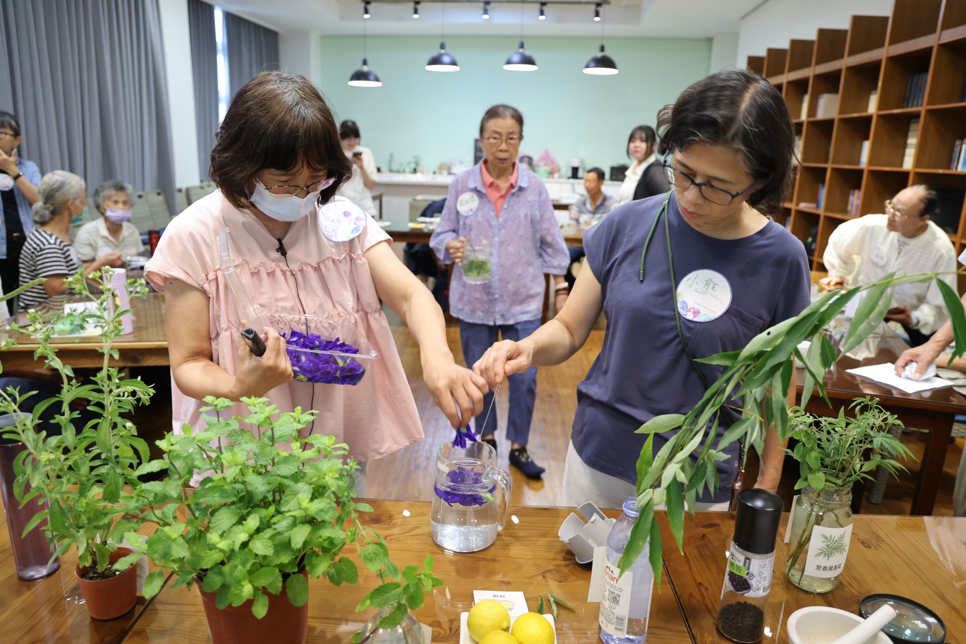 長者們在八周設計的課程中,透過正念以及接觸新事物,活絡人際互動並走出戶外,感受到由內到外的改變。