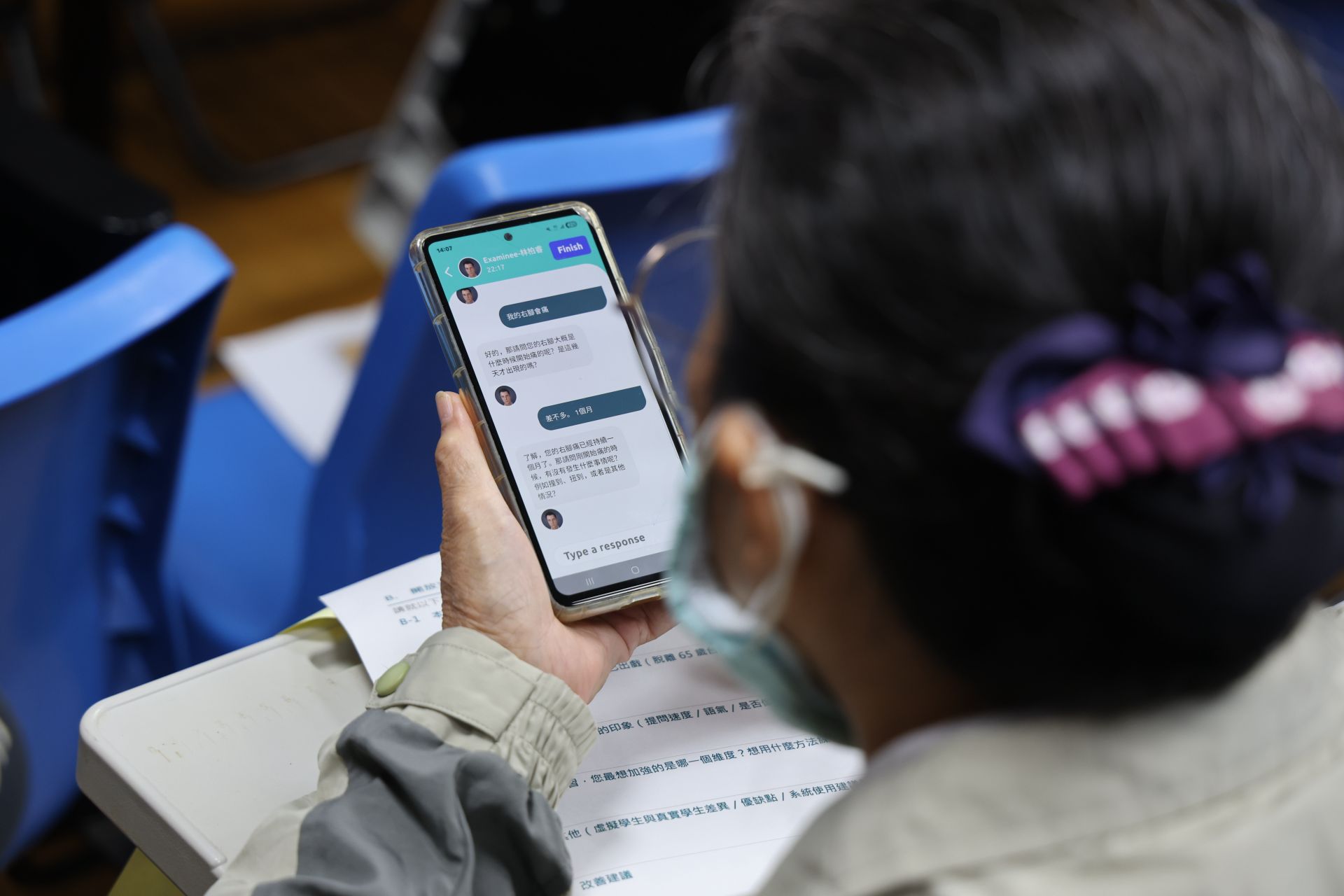 花蓮慈濟醫院9月13日舉辦標準化病人秋季繼續教育課程。透過AI人工智慧導入標準化病人培訓核心,輔助慈濟志工們化身的標準化病人,精準打磨教案劇本中的疾病症狀、溝通回饋能力,讓醫學教育賦予人文的新里程碑。