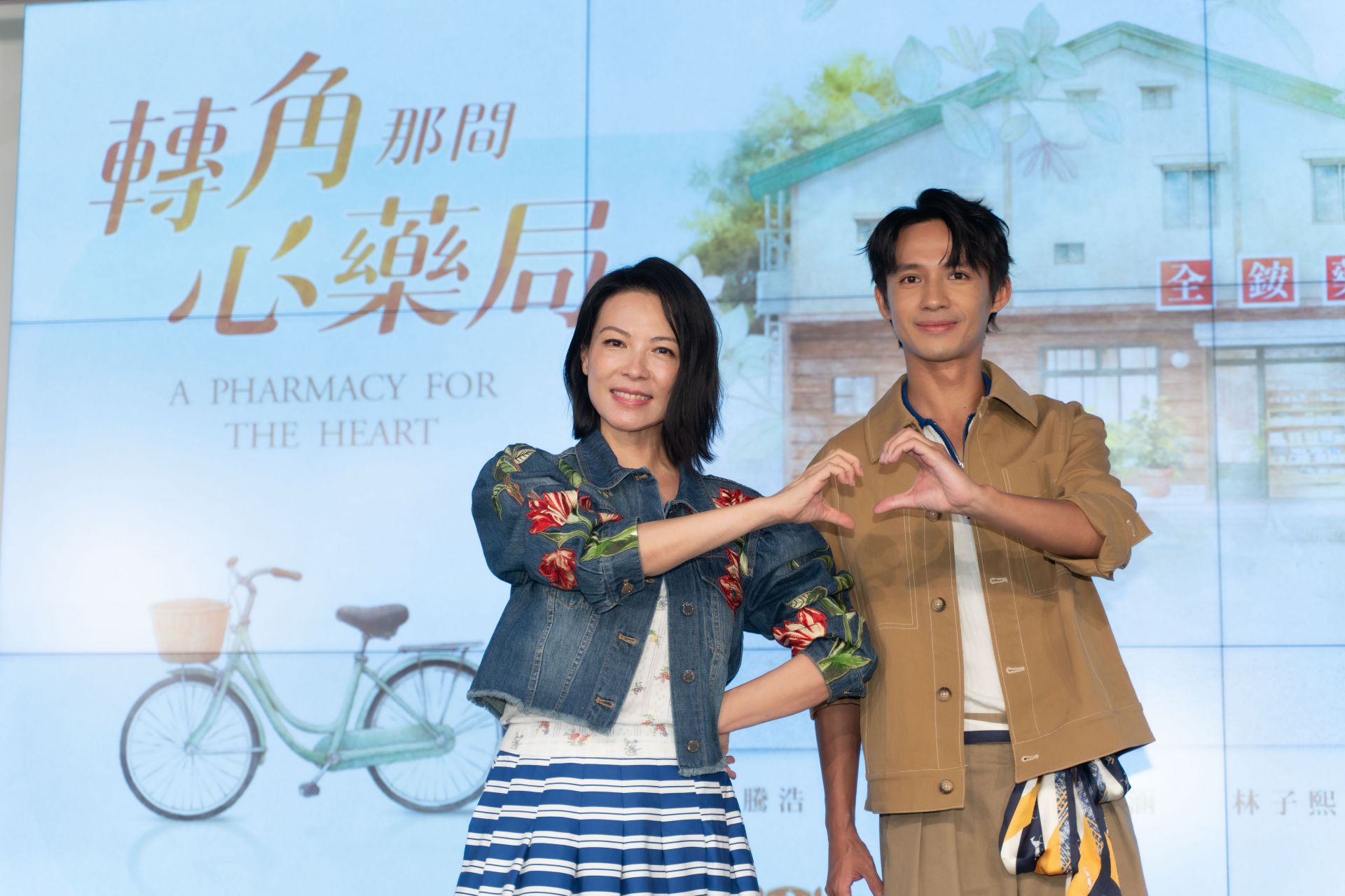 《轉角那間心藥局》劇中,陳孝萱飾演儲太太、洪毓璟飾演罹患思覺失調症的周標。