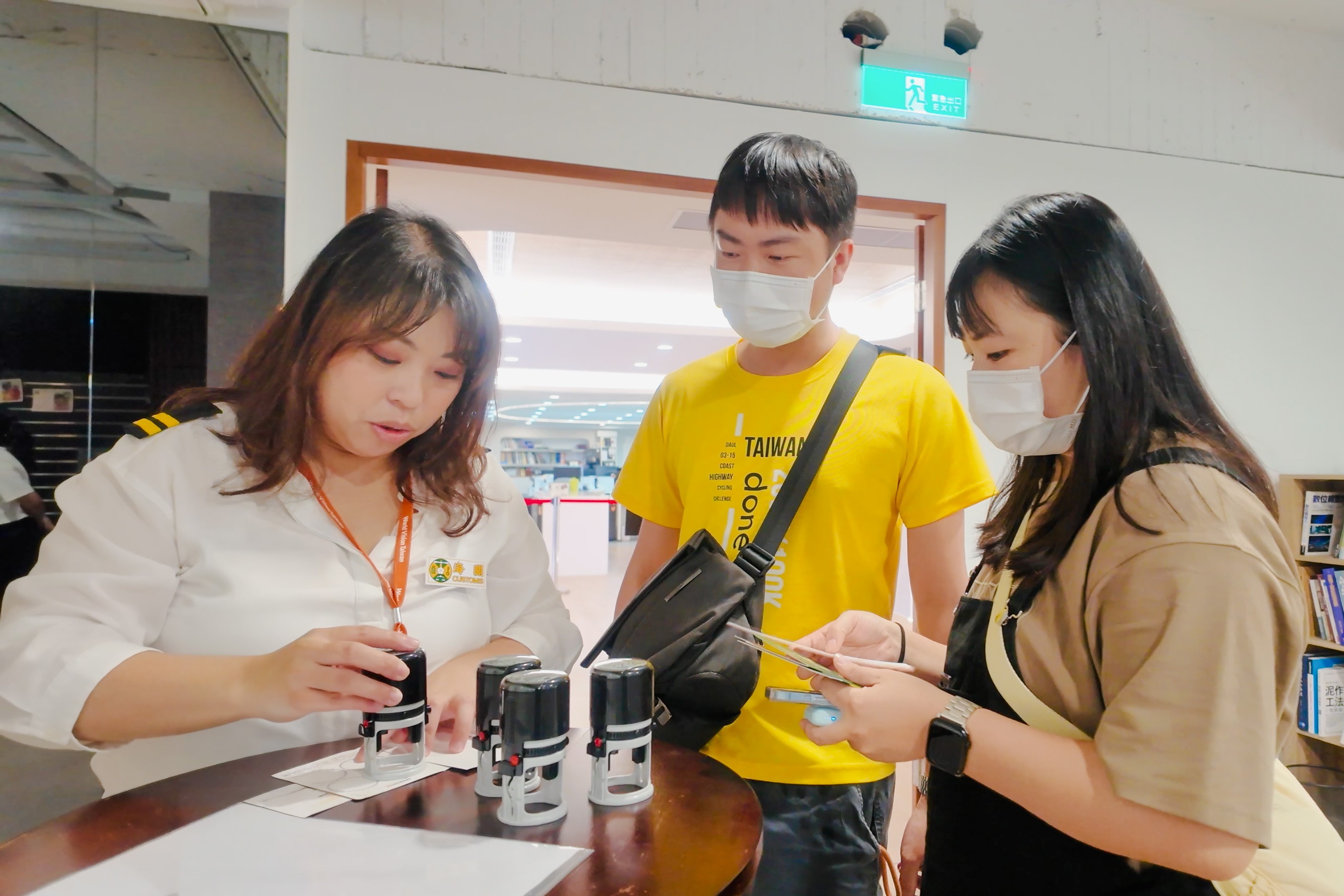 台灣世界展望會首度舉辦沉浸式講座,參加者排隊在「機場櫃檯」報到、通過問答闖關活動、獲得「海關」的「入境章」即可「登機」入座,參與民眾直呼有趣。