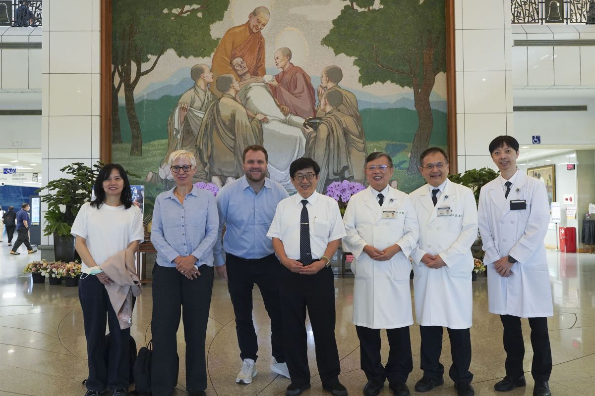 9月15日,新加坡國立大學永續醫療中心主任Nick Watt教授(左三)、Health Care Without Harm科學與政策協調主任Ruth Stringer女士(左二)、臺北醫學大學永續長簡伶朱教授(左一)在衛生福利部附屬醫療及社會福利機構管理會林名男副執行長牽線下,參訪台北慈濟醫院。