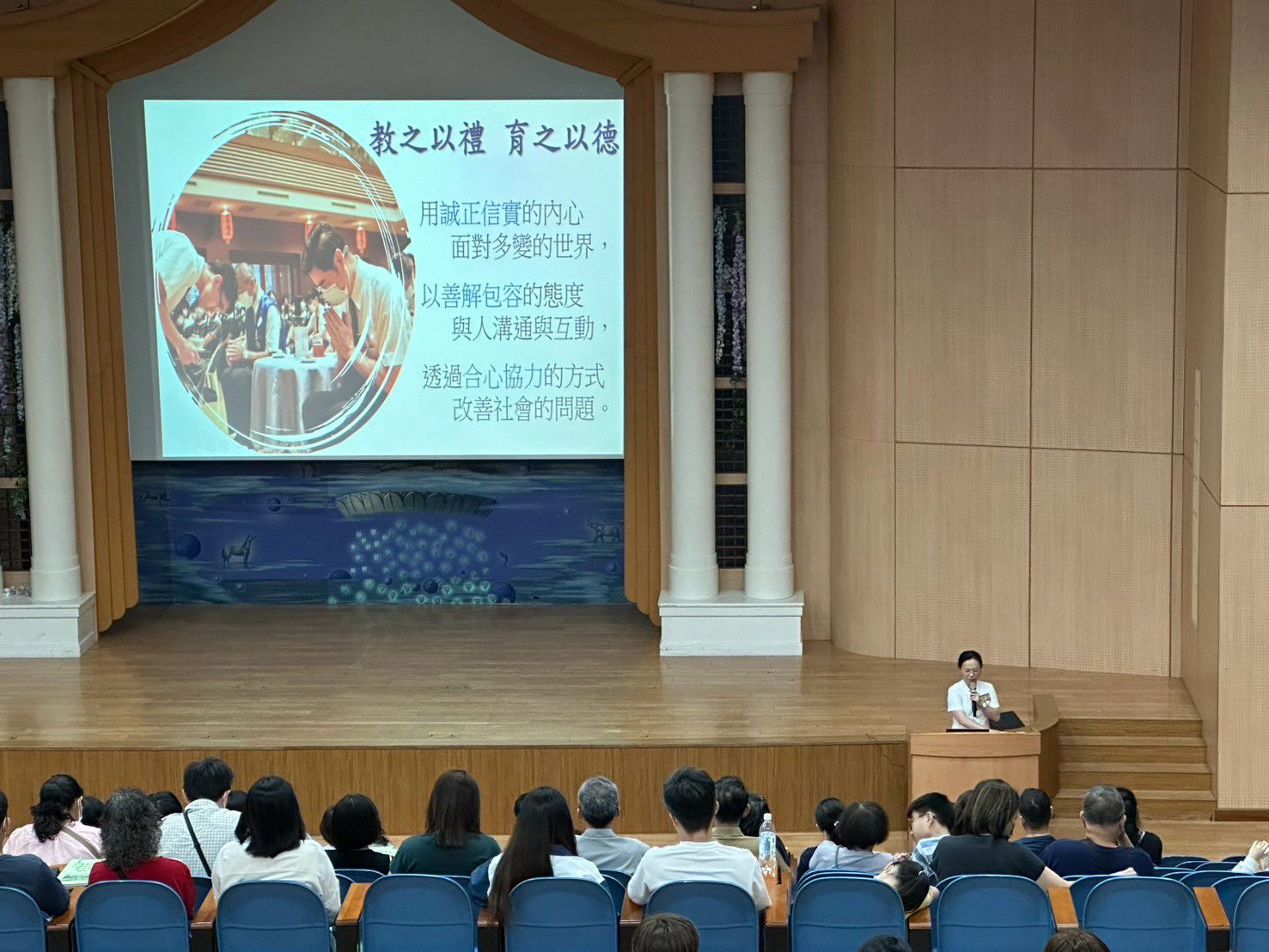 人文室主任說明學校由內而外培養孩子品格力之辦學方向