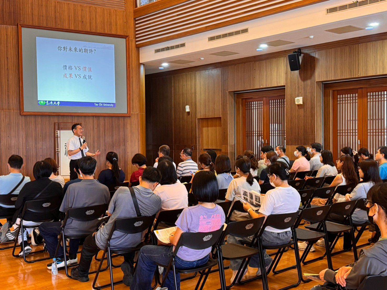 慈濟大學謝坤叡教務長向家長說明學生升學方向