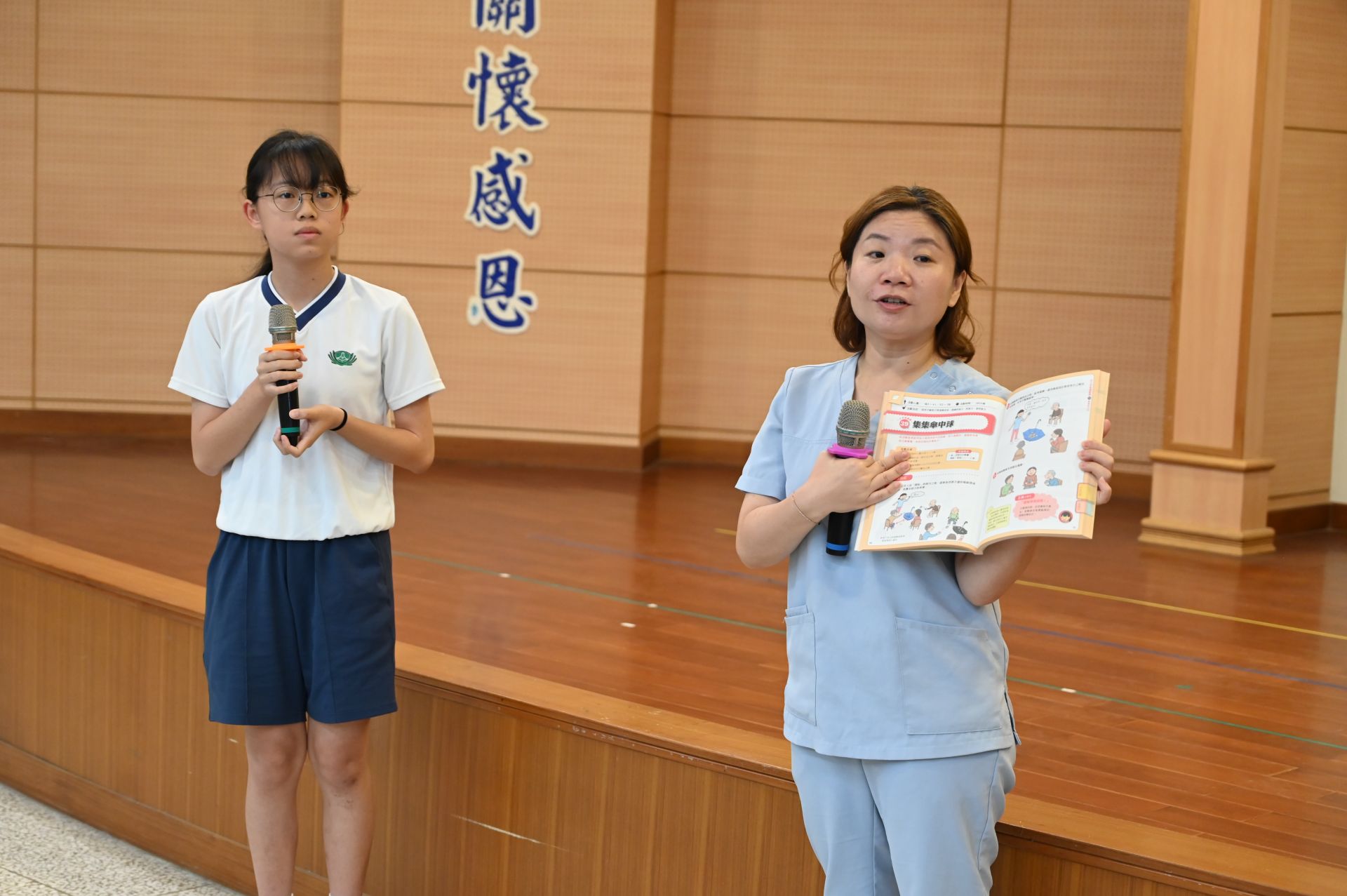 大家主動向黃護理師請益,調整所設計的活動節奏