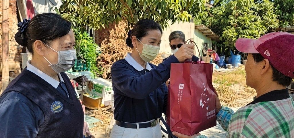 慈濟志工陳速美（中）、賴秀蒜（左），代表慈濟致贈冬令物資給關懷戶陳女士，祝福她平安吉祥。