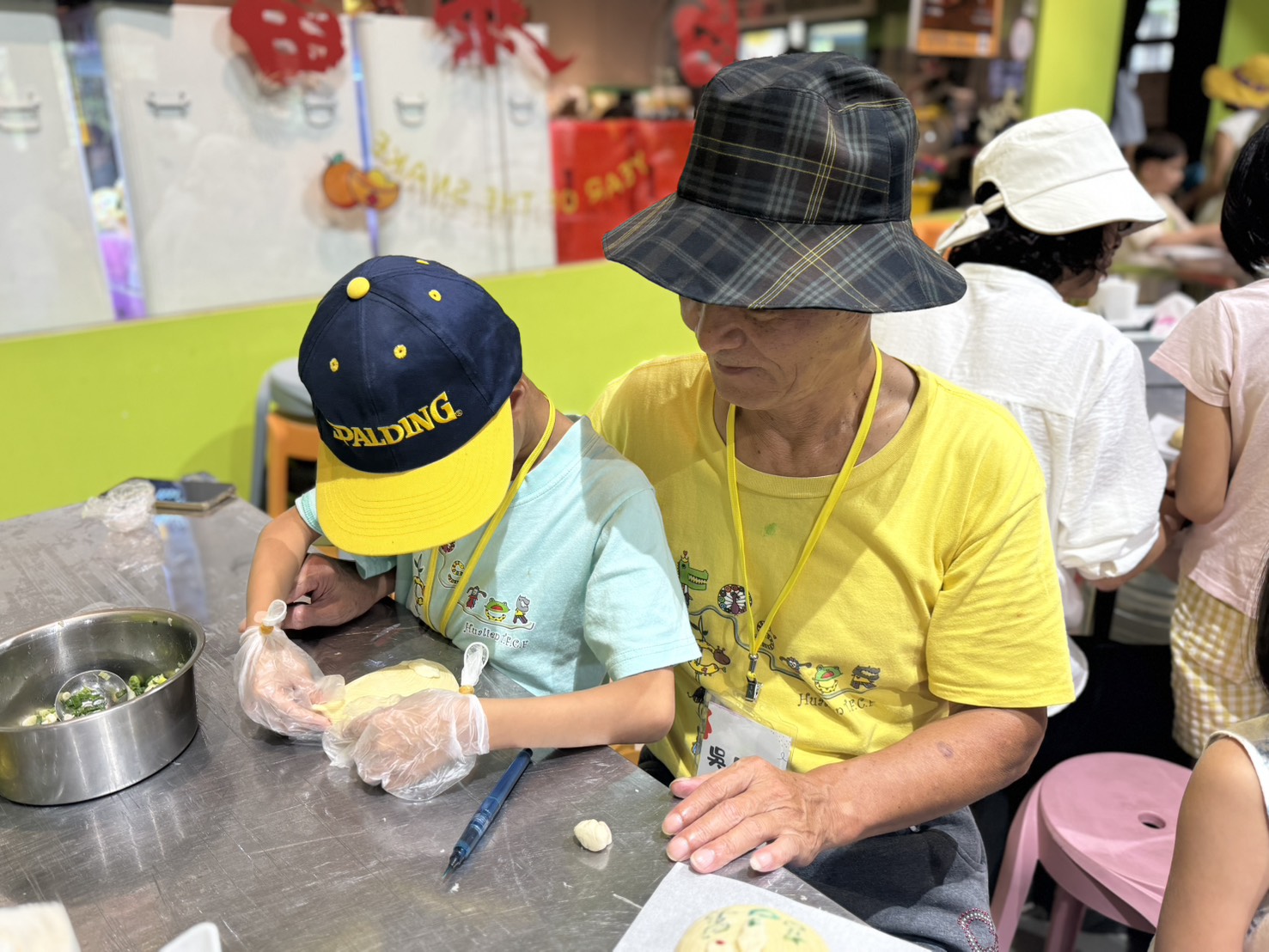 孩童與寄養父親一同體驗製作從頭開始製作蔥麵包