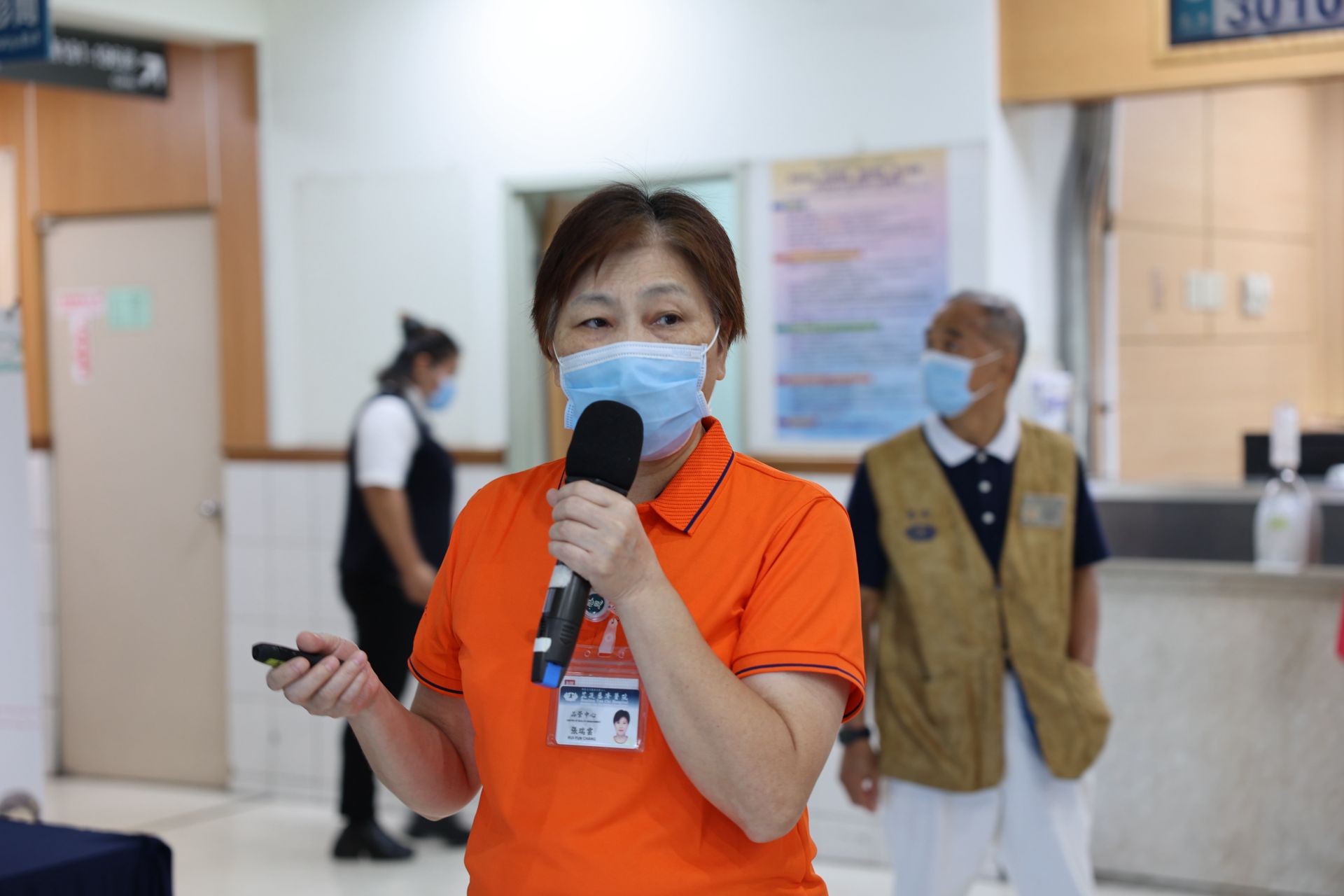 品管中心資深護理師張瑞雲分享「守護慢性病四大原則」,在藥品服用上遵循醫囑、主動核對、避開地雷及妥善保存。