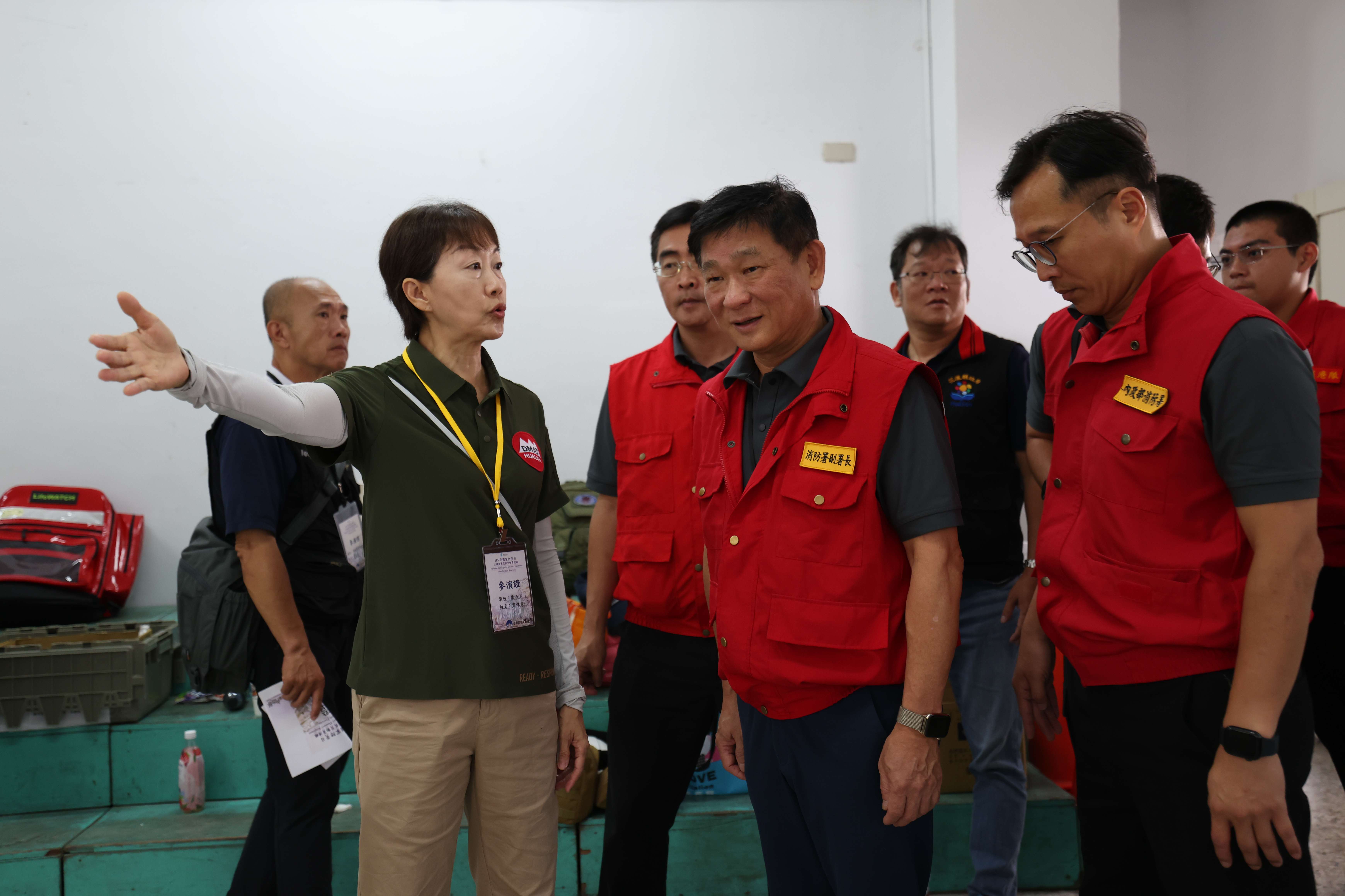 消防署副署長簡萬瑤(右二)等人前往視察,由花蓮縣衛生局醫政科長周傳慧說明。