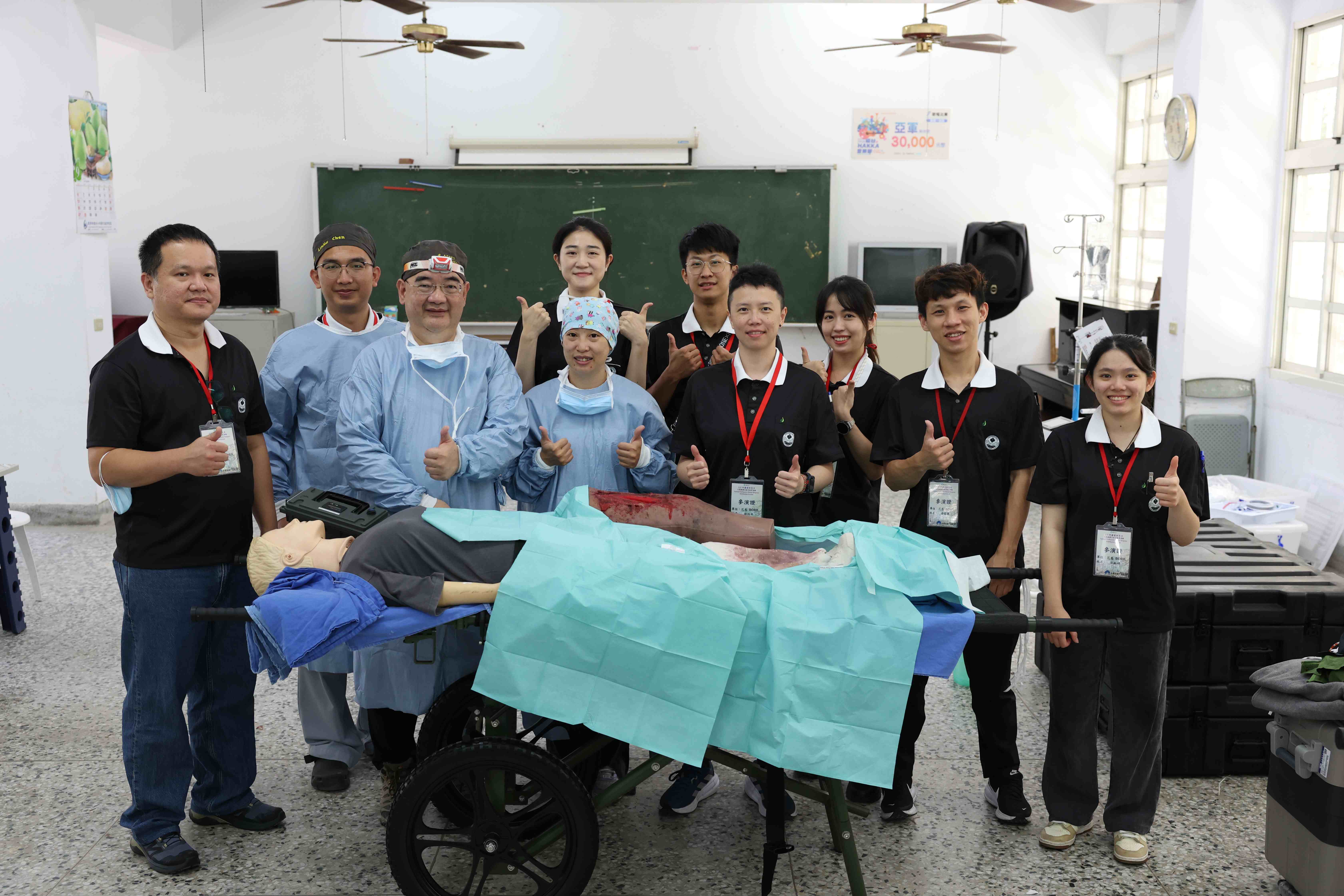 花蓮慈濟醫院備援手術室團長王健興(左三)、急診部鍾葛鈞醫師(左一)、骨科陳林睦醫師等10人,一早便攜相關設備自花蓮慈院出發前往玉里鎮設置手術室。