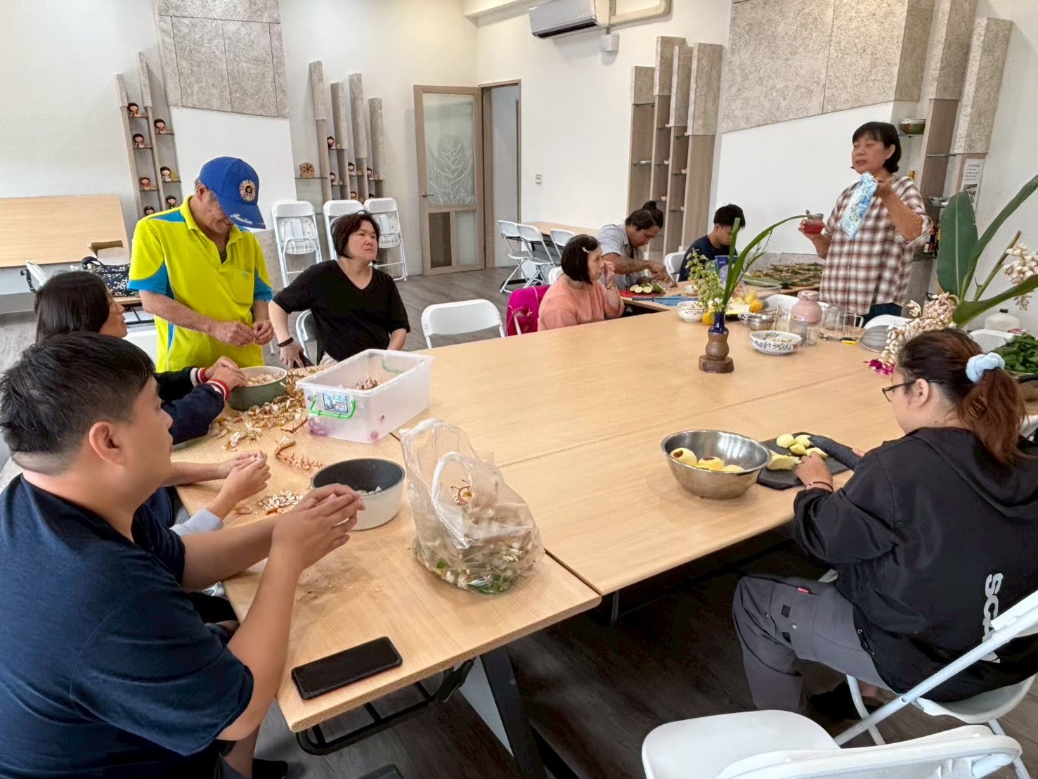 家扶中心舉辦家長紓壓支持團體，引導照顧者暫時卸下角色，放鬆身心。