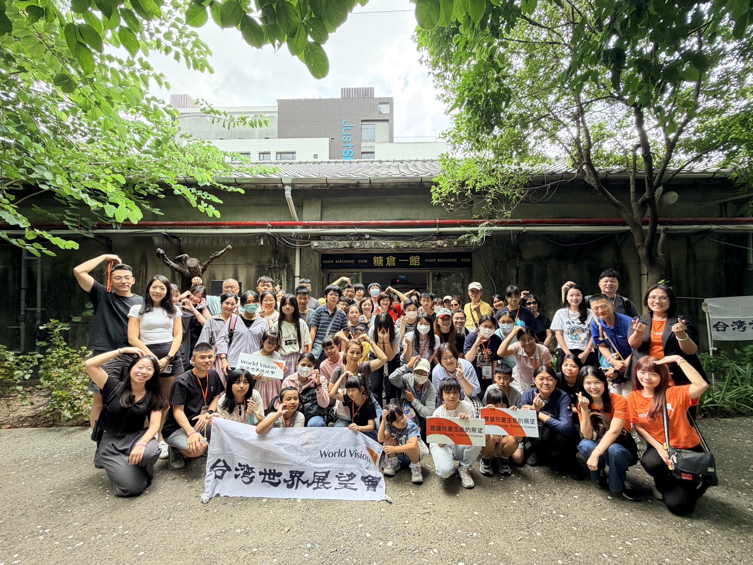 資助人與受助童在活動中交流互動,並於台南十鼓文創園區合影留念,透過面對面的相聚,見證長期陪伴所累積的溫暖情誼,共同留下珍貴回憶。