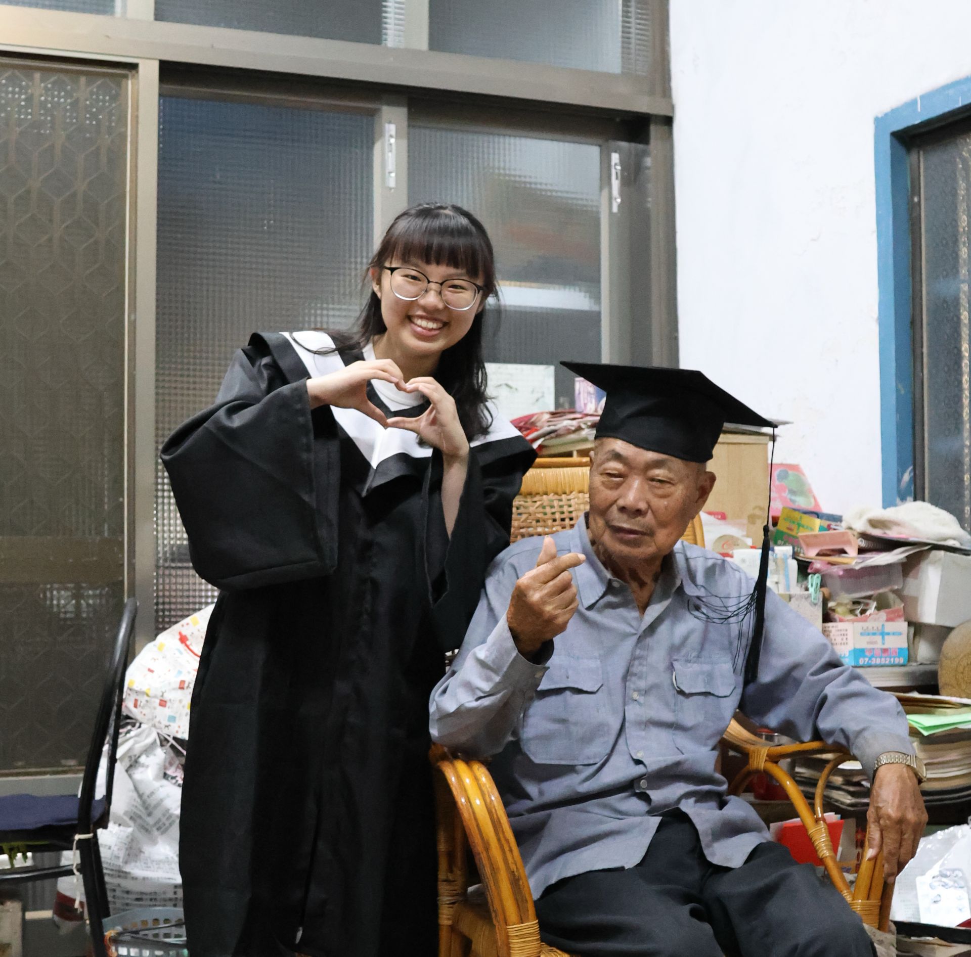 曾英縐老師的孫女曾咨淳是慈大校友，與阿公感情非常好，除了很開心阿公圓滿心願外，也希望阿公能祝福她有機會再回來慈大讀書。