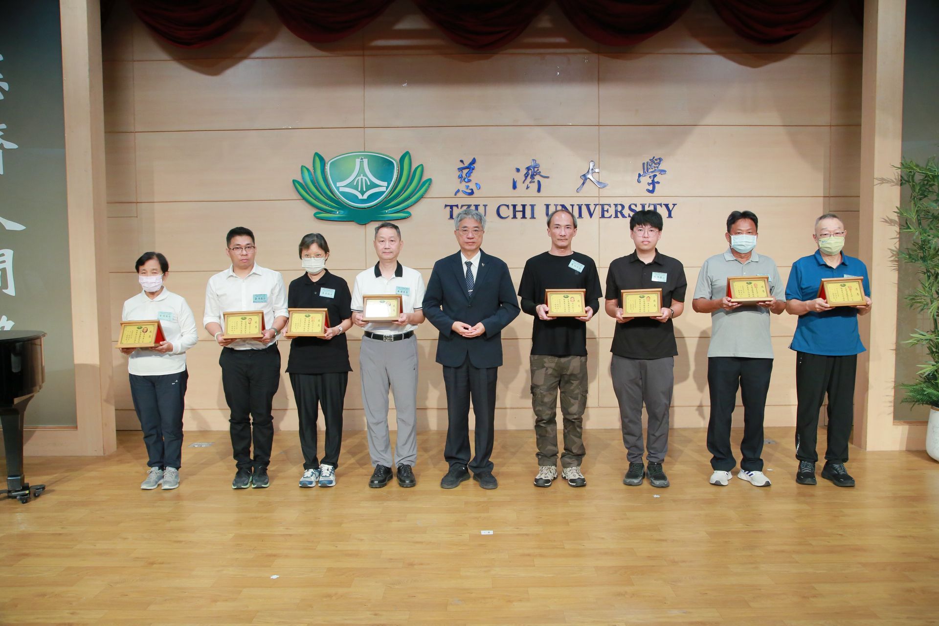 陳宗鷹副校長頒發感恩紀念牌給每一位家屬，他表示這堂課學生學到的不只是醫療技術，也透過與無語良師及家屬的接觸，體會生命教育，與老師的期許。