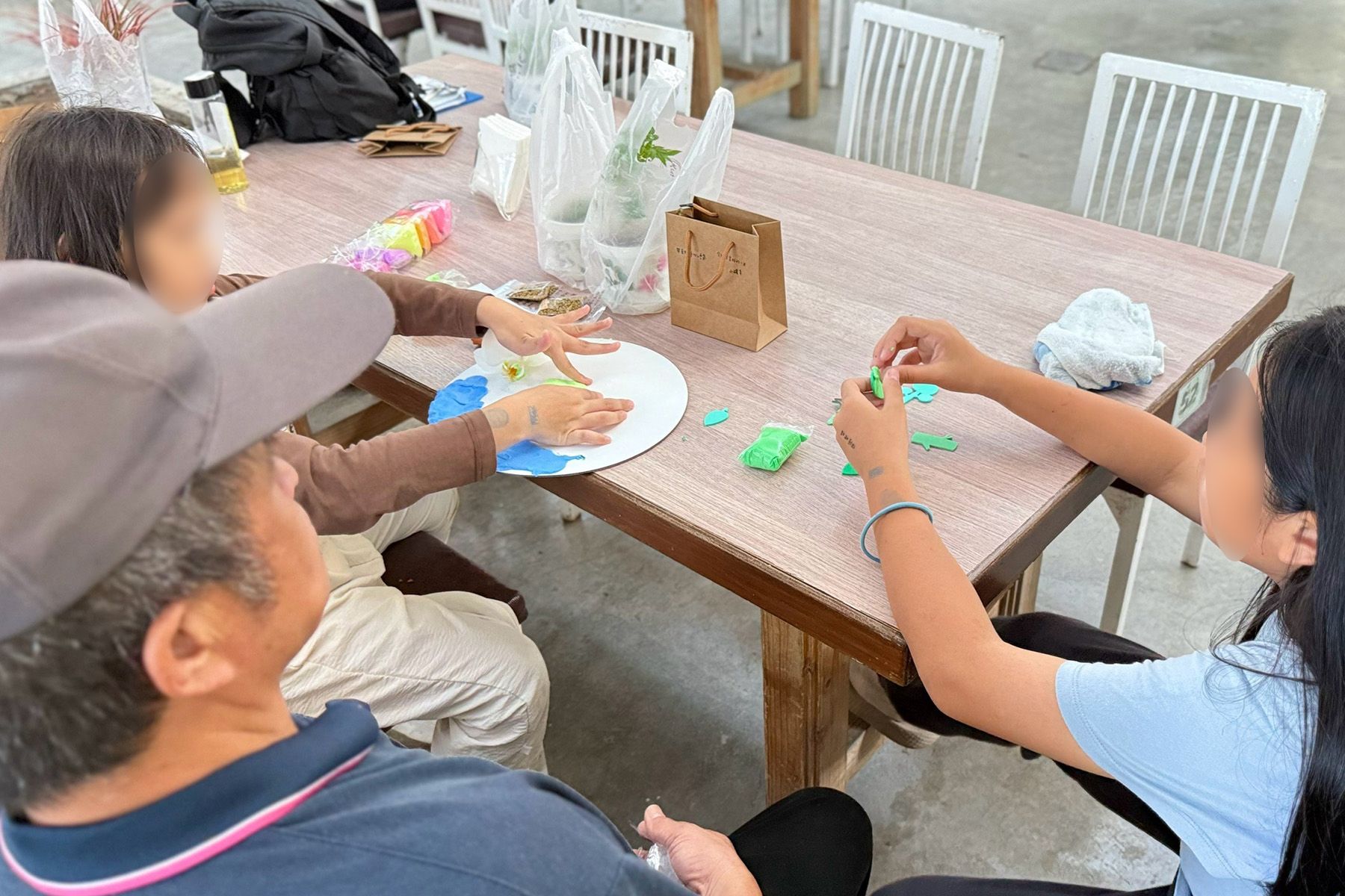 親子一起討論協力設計家庭相框