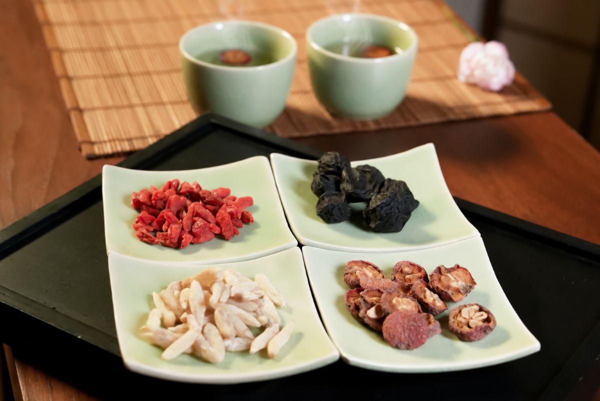「山楂烏梅飲」聚餐時替代市售含糖飲料，可以生津止渴、促進消化。