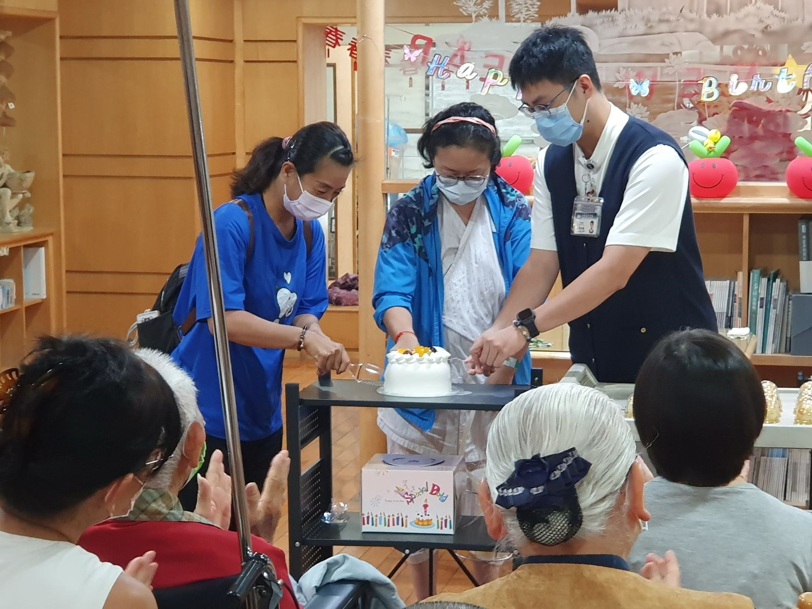 心蓮病房切蛋糕慶生