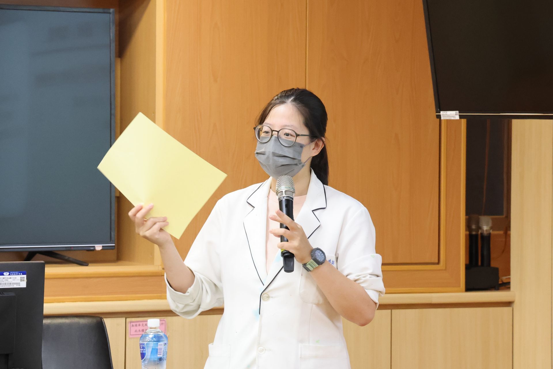 藝術治療師劉家妤也帶領與會者進行「A4與我的關係」體驗，從觀看、覺察、互動到創造，邀請大家透過一張A4紙，感受自己最近的狀態、此刻想到什麼，以及這張紙可以如何替自己表達。